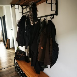 Kundenprojekt: Schuhregal aus Eichenbohlen vollmassiv mit Baumkante!